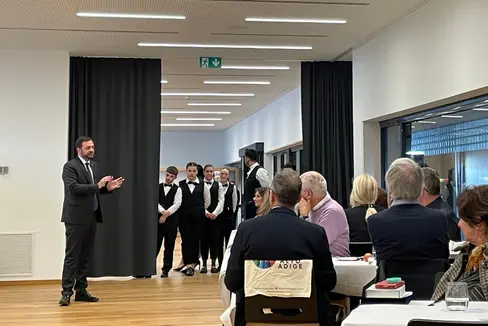 Il vicepresidente e assessore all'Istruzione, Marco Galateo, ha salutato e ringraziato i docenti della scuola italiana che lo scorso 1° settembre hanno raggiunto il traguardo della pensione (Foto: USP)