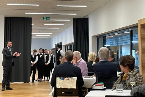 Il vicepresidente e assessore all'Istruzione, Marco Galateo, ha salutato e ringraziato i docenti della scuola italiana che lo scorso 1° settembre hanno raggiunto il traguardo della pensione (Foto: USP)