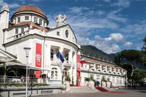 Il 5 settembre, Giornata dell’Autonomia, si terrà presso il Kurhaus di Merano una cerimonia per commemorare l’80° anniversario della firma dell'Accordo di Parigi. Sono attesi il Presidente della Repubblica Italiana, Sergio Mattarella, e il Presidente della Repubblica d’Austria, Alexander Van der Bellen. (Foto: USP/Ivo Corrà)