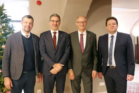 Oggi (9 dicembre) i presidenti del Tirolo, Anton Mattle (terzo da sinistra), e dell'Alto Adige, Arno Kompatscher (secondo da sinistra), si sono incontrati in Alto Adige assieme agli assessori alla Mobilità Renè Zumtobel (quarto da sinistra) e Daniel Alfreider (primo da sinistra). (Foto: ASP/Ingo Dejaco)