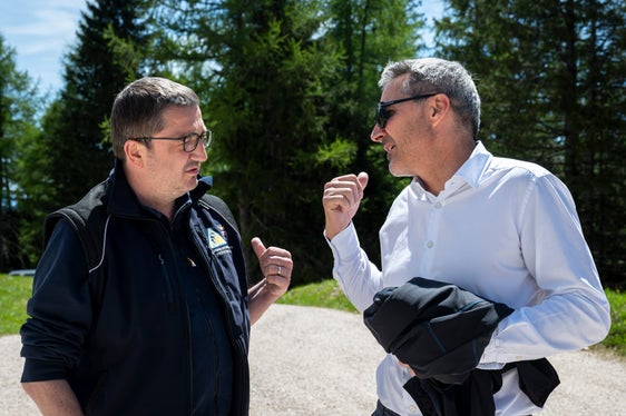 Il 30 maggio, l'assessore alla Protezione civile e presidente della Provincia autonoma di Bolzano, Arno Kompatscher (a destra) e il suo omologo trentino Maurizio Fugatti hanno ufficialmente messo in funzione il radar meteorologico sul Monte Macaion nel Comune di Borgo d'Anaunia. (Foto: USP/Fabio Brucculeri)
