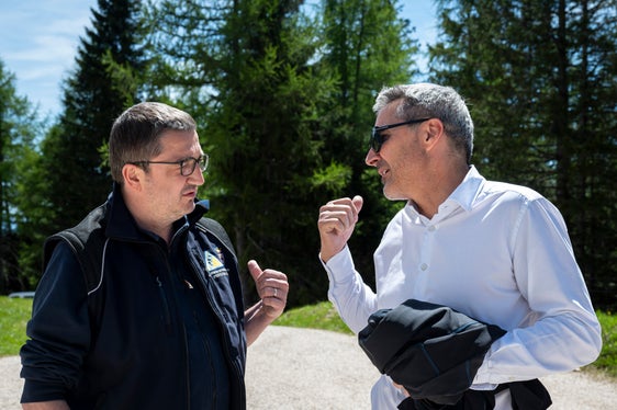 Il 30 maggio, l'assessore alla Protezione civile e presidente della Provincia autonoma di Bolzano, Arno Kompatscher (a destra) e il suo omologo trentino Maurizio Fugatti hanno ufficialmente messo in funzione il radar meteorologico sul Monte Macaion nel Comune di Borgo d'Anaunia. (Foto: USP/Fabio Brucculeri)
