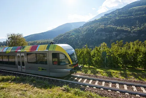 Ab 5. Juni laufen die Bauarbeiten zum Aufstellen der Masten für die Oberleitung entlang der knapp 60 Kilometer langen Bahnlinie zwischen Meran und Mals. (Foto: STA/Riller)