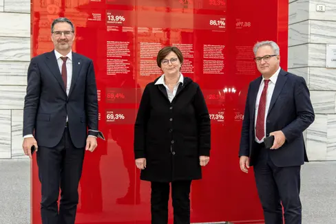 La direttrice uscente della Ripartizione avvocatura provinciale, Renate von Guggenberg, si è accomiatata dal presidente della Provincia Arno Kompatscher. Nella foto assieme al segretario generale, Eros Magnago (Foto: ASP/Peter Daldos)