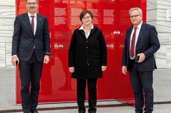 La direttrice uscente della Ripartizione avvocatura provinciale, Renate von Guggenberg, si è accomiatata dal presidente della Provincia Arno Kompatscher. Nella foto assieme al segretario generale, Eros Magnago (Foto: ASP/Peter Daldos)