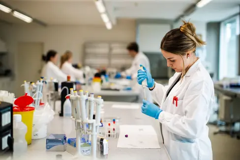 Bis 13. September können Südtiroler Forschungseinrichtungen, die sog. Portabilitätsprojekte mit dem Seal-of-Excellence-Siegel in Südtirol umsetzen möchten, um Fördermittel im Amt für Wissenschaft und Forschung ansuchen. (Foto: LPA/Claudiana)