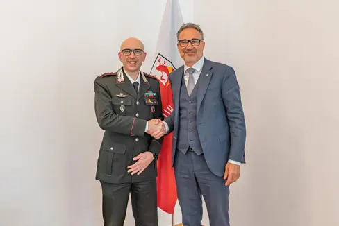 Nel primo pomeriggio di giovedì 21 maggio il presidente della Provincia autonoma di Bolzano, Arno Kompatscher, ha ricevuto il colonnello Cristiano Carenza per la visita di commiato al termine del suo incarico come comandante provinciale dei Carabinieri. (Foto: USP/Greta Stuefer)