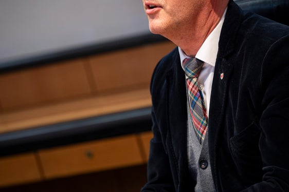 “Nel 2024 siamo riusciti a erogare sussidi energetici per un totale di oltre 18 milioni di euro e a proseguire l'impegno della Provincia a favore delle fonti di energia rinnovabile. Con le modifiche al bonus energetico, promuoviamo la ristrutturazione degli edifici per aumentare l'efficienza energetica e l'utilizzo degli edifici esistenti”, spiega l’assessore provinciale alla Protezione dell'ambiente, della natura e del clima, allo Sviluppo del territorio e all'Energia, Peter Brunner. (Foto: USP/Fabio Brucculeri)