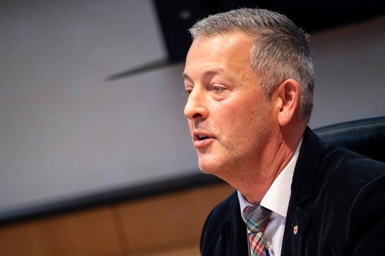 “Nel 2024 siamo riusciti a erogare sussidi energetici per un totale di oltre 18 milioni di euro e a proseguire l'impegno della Provincia a favore delle fonti di energia rinnovabile. Con le modifiche al bonus energetico, promuoviamo la ristrutturazione degli edifici per aumentare l'efficienza energetica e l'utilizzo degli edifici esistenti”, spiega l’assessore provinciale alla Protezione dell'ambiente, della natura e del clima, allo Sviluppo del territorio e all'Energia, Peter Brunner. (Foto: USP/Fabio Brucculeri)