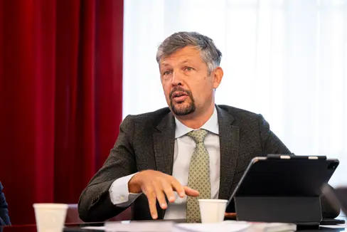 „Ziel ist es, die Verbindungen aufrechtzuerhalten, die Sicherheit zu gewährleisten und den Menschen konkrete Alternativen anzubieten“, erklärte Mobilitäts- und Landesrat Daniel Alfreider im Rahmen der Pressekonferenz im Bozner Rathaus. „Land und Gemeinde arbeiten auch beim Verkehrsmonitoring zusammen, um bei auftretenden Problemen rasch eingreifen zu können.“ (Foto: LPA/Fabio Brucculeri)