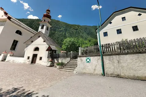 La chiesa parrocchiale di Santa Margherita e la canonica di Villa Ottone. (Foto: Soprintendenza provinciale ai Beni culturali)