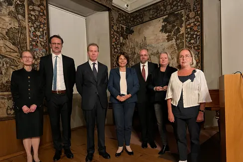 Conferenza sulla famiglia nobiliare Welsperg: nella foto (da sinistra) Erika Kustatscher (Archivio diocesano), Philipp Tolloi (Archivio provinciale), William D. Godsey (relatore), assessora Maria Hochgruber Kuenzer, Gustav Pfeifer (Archivio provinciale), la curatrice Karin Dalla Torre e la direttrice dell'Archivio provinciale, Christine Roilo. (Foto: Soprintendenza ai beni culturali)