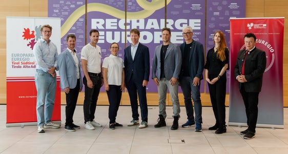Euregio-Innovationspreis 2025: die sechs Finalisten (v. l.) Jan Brilke, Pascal Schöttle, Luca Benedetti, Eva Littringer, Martin Schwarz, Florian Ennemoser, Bernhard Weiskopf, Ingrid Frank und Andreas Bangheri (Foto: EFA/Philipp Huber)
(3. Platz), (1. Platz), (2. Platz)