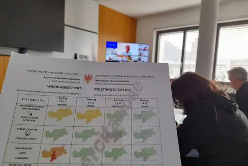 L'esercitazione è iniziata nell’odierna mattinata (11 novembre) con l’emissione del bollettino di allerta fittizio, che evidenziava un livello di allerta rossa (criticità elevata) per alluvione nell’area di Bolzano e Bassa Atesina ed allerta arancione (criticità moderata) su tutto il resto del territorio provinciale. (Foto: LPA/Maja Clara)