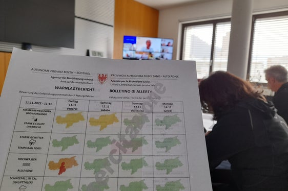 Bei der Bewertungskonferenz heute um 13 Uhr im Landeswarnzentrum in der Agentur für Bevölkerungsschutz wurde der Zivilschutzstatus fiktiv vom Normalzustand Zero auf die Aufmerksamkeitsstufe Alfa angehoben, mit dem Warnlagebericht wurde (fiktiv) für Hochwasser die Warnstufe Rot (hohes Gefährdungspotential) in der Zone Bozen und Unterland ausgerufen. (Foto: LPA/Maja Clara)