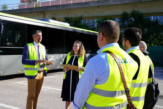 Landesrat Alfreider und Sasa-Präsidentin Kofler mit den ersten Absolventen der Sasa Academy (Foto: Sasa)
