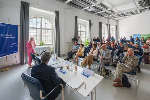 Europa ist ein Projekt, das sich Tag für Tag vor Ort verwirklicht: durch Leitlinien, Programme und Initiativen, die unser Land und unsere Gemeinschaften ganz unmittelbar betreffen und spürbar verändern. Heute ist es mehr denn je wichtig, dieses Bewusstsein zu schärfen und Europa durch bürgernahe Kommunikation greifbarer zu machen, betonte Europa-Landesrätin Magdalena Amhof (links am Rednerpult) im Rahmen der Pressekonferenz. (Foto: LPA/Greta Stuefer)