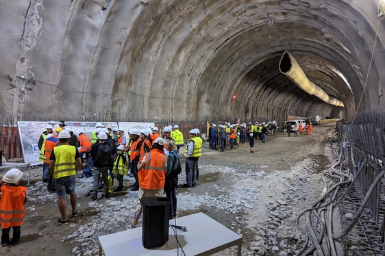 Vom Küchelbergtunnel für die Meraner Nord-West-Umfahrung wurden bisher 1.600 Meter ausgebrochen; es fehlen somit noch 600 Meter bis der Tunnel komplett aufgefahren ist, hieß es beim Tag des offenen Tunnels. (Foto: LPA/Ingo Dejaco)