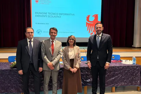Il futuro del sistema scolastico altoatesino è stato il tema principale dell'incontro tra i dirigenti degli istituti in lingua italiana della provincia di Bolzano. Nella foto (da sinistra) Tonino Tuttolomondo, direttore della Ripartizione Intendenza scolastica italiana, il sovrintendente scolastico Vincenzo Gullotta, Sandra Scicolone dell’Associazione Nazionale dirigenti pubblici e alte professionalità della scuola e il vicepresidente Marco Galateo. (Foto: USP)