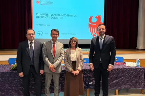 Il futuro del sistema scolastico altoatesino è stato il tema principale dell'incontro tra i dirigenti degli istituti in lingua italiana della provincia di Bolzano. Nella foto (da sinistra) Tonino Tuttolomondo, direttore della Ripartizione Intendenza scolastica italiana, il sovrintendente scolastico Vincenzo Gullotta, Sandra Scicolone dell’Associazione Nazionale dirigenti pubblici e alte professionalità della scuola e il vicepresidente Marco Galateo. (Foto: USP)