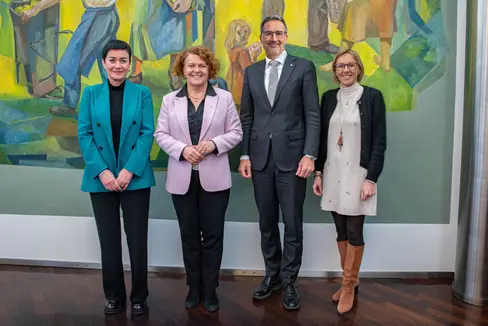 Lavorare in rete verso una maggiore uguaglianza: nella foto (da sinistra) l'assessora Ulli Mair, l'assessora Rosmarie Pamer, il presidente della Provincia Arno Kompatscher e l'assessora Magdalena Amhof. (Foto: ASP/Greta Stuefer)