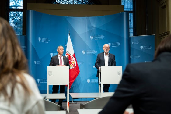 Das Land Südtirol setzt konsequent auf Energieeffizienz und erneuerbare Energien: 2025 wurden insgesamt 44 Millionen Euro an Fördermitteln für 1250 zugelassene Beitragsansuchen gewährt. Damit können 13.126 Tonnen an CO2-Emissionen vermieden werden, berichteten Landesrat Peter Brunner (links) und Abteilungsdirektor Flavio Ruffini auf der Pressekonferenz. (Foto: LPA/Fabio Brucculeri)