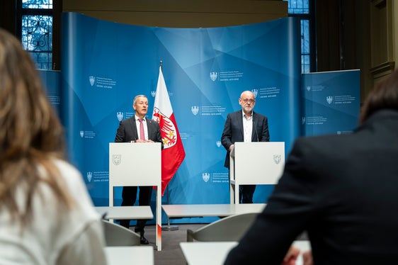 Das Land Südtirol setzt konsequent auf Energieeffizienz und erneuerbare Energien: 2025 wurden insgesamt 44 Millionen Euro an Fördermitteln für 1250 zugelassene Beitragsansuchen gewährt. Damit können 13.126 Tonnen an CO2-Emissionen vermieden werden, berichteten Landesrat Peter Brunner (links) und Abteilungsdirektor Flavio Ruffini auf der Pressekonferenz. (Foto: LPA/Fabio Brucculeri)