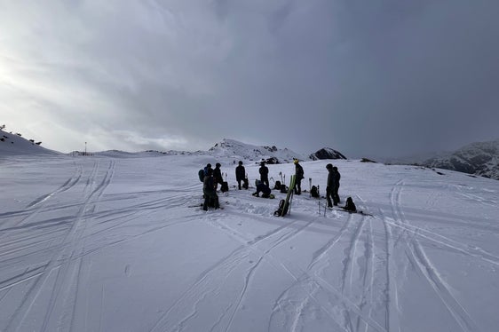 Teil des Kurses in Theorie und Praxis bildeten Schneekunde und Lawinenkunde auch im Gelände. (Foto: LPA/Landesamt für Meteorologie und Lawinenwarnung)