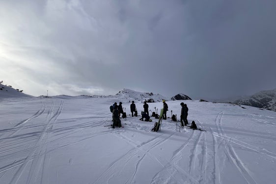 Una parte del corso di teoria e pratica comprendeva la consapevolezza della neve e delle valanghe sul campo. (Foto: ASP/Ufficio provinciale Meteorologia e prevenzione valanghe)