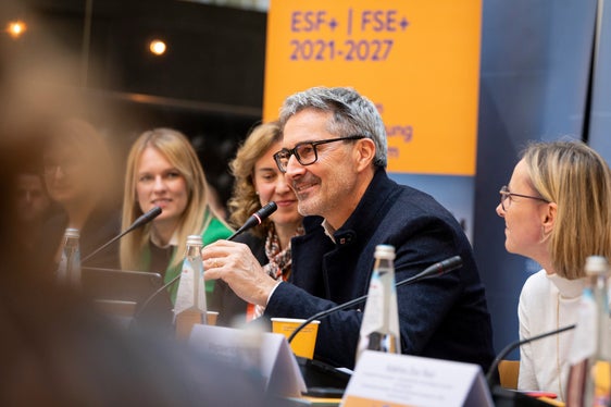 Il presidente Arno Kompatscher ha fatto riferimento al programma FSE+ che, con i suoi 150 milioni di euro, rappresenta un'importante risorsa per l'Alto Adige. (Foto: USP/Fabio Brucculeri)