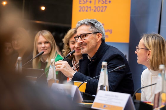 Landeshauptmann Arno Kompatscher verwies auf das Programm des ESF+, das mit seinen 188 Millionen Euro eine wichtige Ressource für Südtirol darstelle. (Foto: LPA/Fabio Brucculeri)