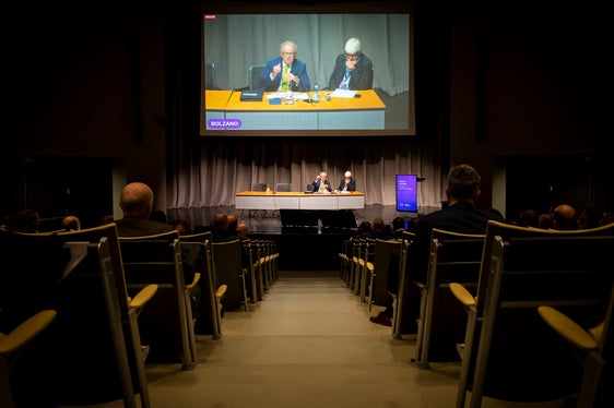 Gemeinsam im Wechsel eröffneten die Leiter der Informatik-Gesellschaften der 3 Regionen an den 4 Tagungsorten online die Tagung. Für Südtirol sprach Siag-Präsident Oscar De Iorio, neben ihm am Podium sitzt Siag-Generaldirektor Stefan Gasslitter. (Foto:
LPA/Fabio Brucculeri)