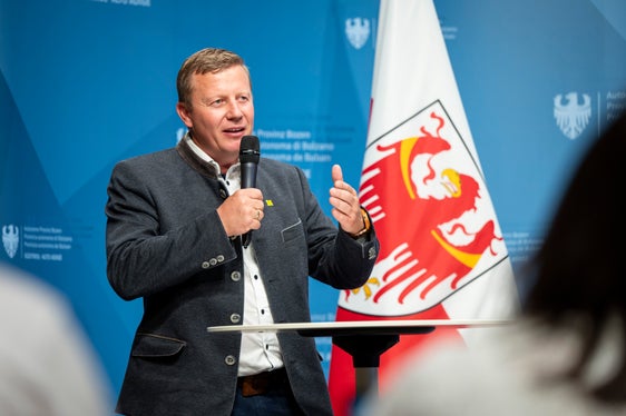 Der Obmann des Südtiroler Bauernbundes Daniel Gasser wies auf die Zusammenarbeit zwischen Jägern und Landwirten hin. (Foto: LPA/Fabio Brucculeri)
