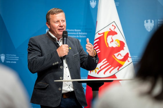 Der Obmann des Südtiroler Bauernbundes Daniel Gasser wies auf die Zusammenarbeit zwischen Jägern und Landwirten hin. (Foto: LPA/Fabio Brucculeri)