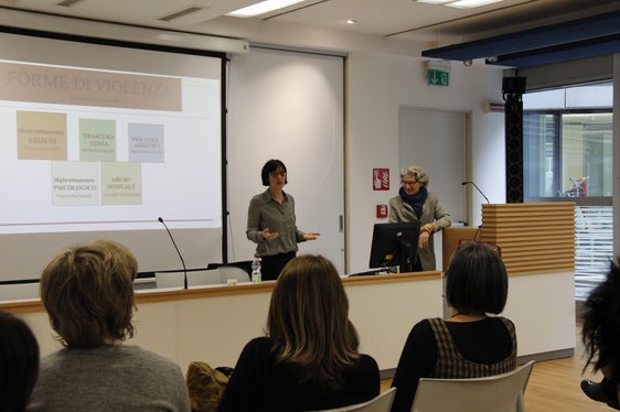 La pedagogista Verena Buratti (a sinistra) e la psicologa e psicoterapeuta dell'età evolutiva Giuliana Beghini Franchini, relatrici all'incontro organizzato dall'Agenzia per la famiglia. (Foto: ASP/Carmen Kollmann)
