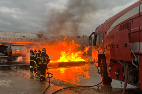 Auch die Flughafenbrandbekämpfung (im Bild) war Teil der soeben abgeschlossenen Ausbildung. (Foto: LPA/Berufsfeuerwehr Bozen)