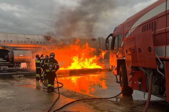 Anche la simulazione di un incendio in aeroporto ha fatto parte del programma di formazione appena concluso. (Foto: ASP/Corpo permanente Vigili del Fuoco di Bolzano)