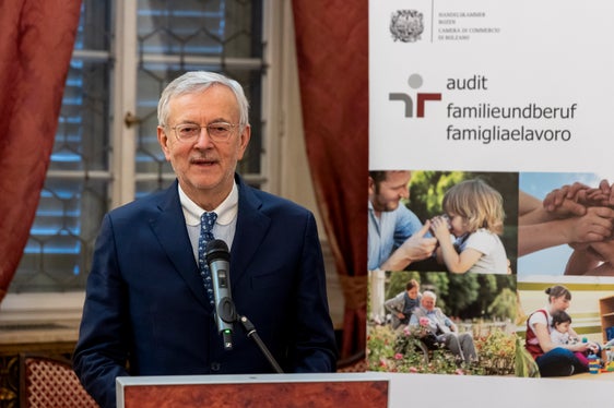 Für Handelskammer-Präsident Michl Ebner ist das audit familieundberuf eine wichtige Strategie, um als Arbeitgeber attraktiv zu werden bzw. zu bleiben. (Foto: LPA/Handelskammer Bozen/Alan Bianchi)