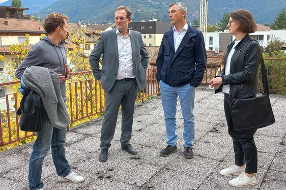Der Verfahrensverantwortliche Hannes Rungger vom Amt für technische Gebäudeverwaltung, der Landesrat für Hochbau und Vermögen, Massimo Bessone, der Architekt Norbert Murer und die Architektin Johanna Leiter (v.l.n.r.) besprechen das Vorhaben. (Foto: LPA)