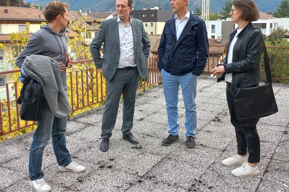 Da sinistra il Rup Hannes Rungger dell’Ufficio per la gestione tecnica delle costruzioni, l'assessore provinciale all’Edilizia e Patrimonio Massimo Bessone, l'architetto Norbert Murer e l'architetta Johanna Leiter (Foto: ASP)