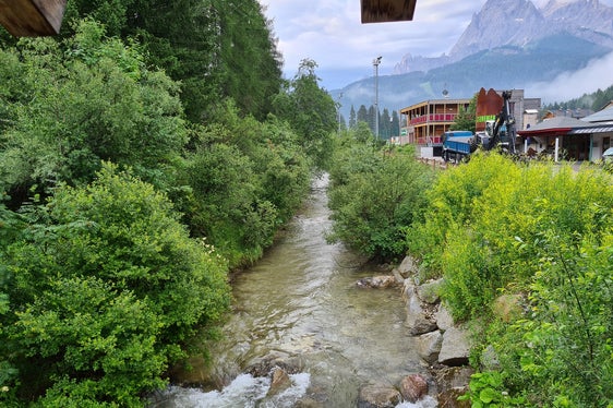 Vorher: Der Mittellauf des Sextnerbachs in Sexten-Moos vor Beginn der Arbeiten im Juli dieses Jahres. (Foto: LPA/Landesamt für Wildbach- und Lawinenverbauung Ost in der Agentur für Bevölkerungsschutz)