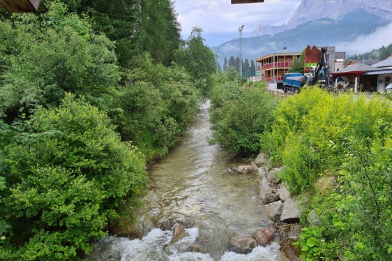 Vorher: Der Mittellauf des Sextnerbachs in Sexten-Moos vor Beginn der Arbeiten im Juli dieses Jahres. (Foto: LPA/Landesamt für Wildbach- und Lawinenverbauung Ost in der Agentur für Bevölkerungsschutz)