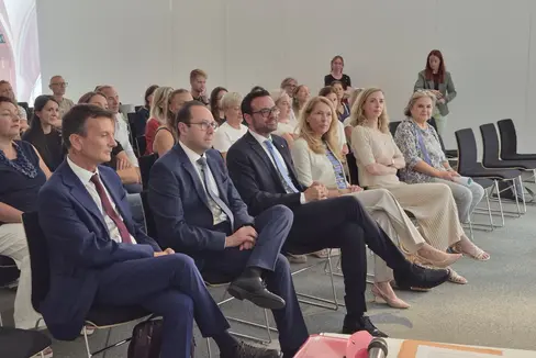 Waren bei der Übergabe der Zertifkate dabei: (v.l.) Hauptschulamtsleiter Vincenzo Gullotta, der Direktor der Abteilung Italienisches Schulamt Tonino Tuttolomondo und Bildungslandesrat Marco Galateo. (Foto: LPA)
