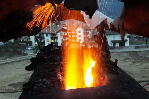 Soprattutto ora, dopo un lungo periodo di riscaldamento, è importante assicurare la manutenzione degli impianti di riscaldamento e delle stufe per evitare incendi nei camini, come illustrato nell'immagine dei Vigili del fuoco volontari di Lana (Foto: ASP/Associazione dei Vigili del Fuoco Volontari)