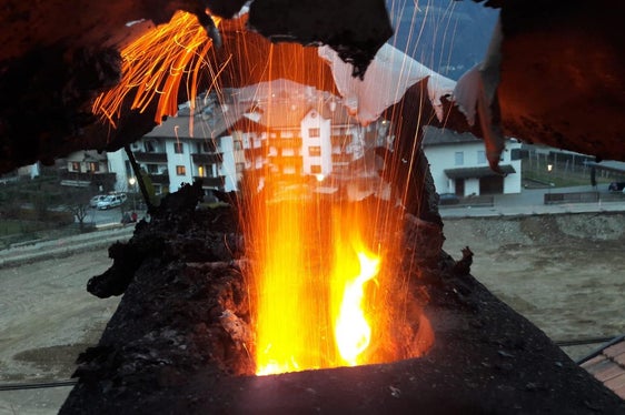 Soprattutto ora, dopo un lungo periodo di riscaldamento, è importante assicurare la manutenzione degli impianti di riscaldamento e delle stufe per evitare incendi nei camini, come illustrato nell'immagine dei Vigili del fuoco volontari di Lana (Foto: ASP/Associazione dei Vigili del Fuoco Volontari)