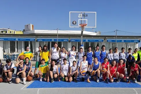 Foto di gruppo del torneo di basket con le cestiste altoatesine che prendono parte alla Festa nazionale dello Sport scolastico a Roseto degli Abruzzi (Foto: ASP)