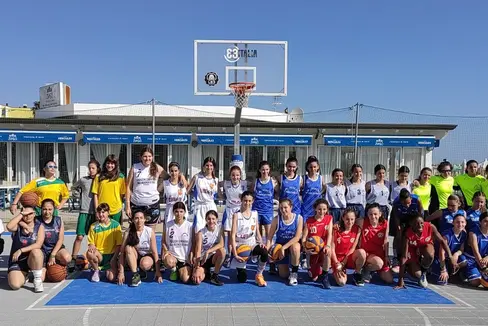Gruppenfoto beim Basketballturnier in Roseto degli Abruzzi (Foto: LPA)