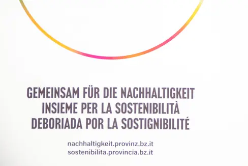 Approfondire il tema della sostenibilità nel contesto scolastico dell'Alto Adige. Da questo presupposto torna il progetto sostenuto dalla tre Direzioni scolastiche della provincia, in collaborazione con la Fondazione Cassa di Risparmio, partner del progetto. (Foto: ASP/Barbara Franzelin)