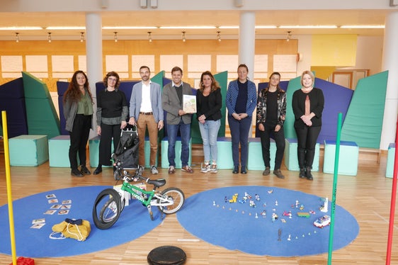 Jede Menge Material zur nachhaltigen Mobilität bietet der Mobilitätskoffer für die Kindergärten. Die Inhalte wurden im Kindergarten St. Johann in Bozen vorgestellt. Alle Kindergartensprengel in Südtirol bekommen einen Mobilitätskoffer, den die Kindergärten dort ausleihen können. (Foto: STA/Lisa Zambiasi)