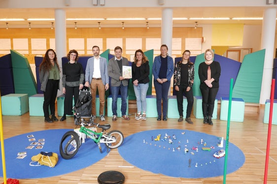 Foto di gruppo per gli ideatori dell'iniziativa che coinvolge diversi stakeholder nei settori della mobilità e della scuola dell'infanzia (Foto: STA/Lisa Zambiasi)
